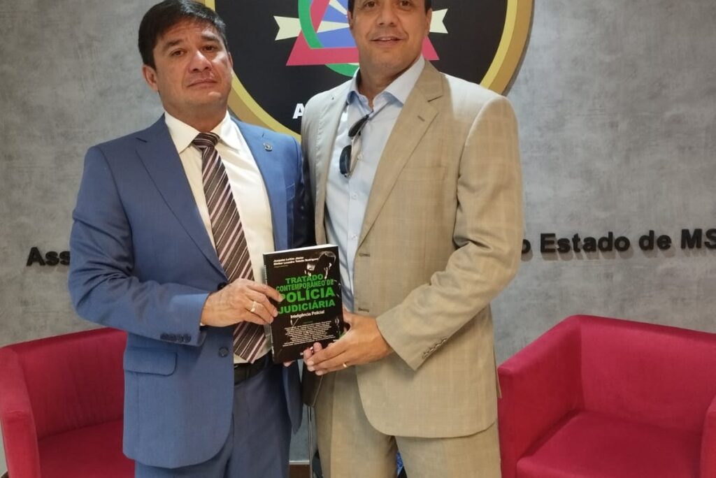 Adepol-MS recebe delegado e ganha livro sobre inteligência policial