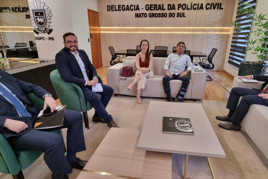 Presidente e Secretária Executiva da Adepol-MS realizam visita institucional na Delegacia Geral de Polícia Civil