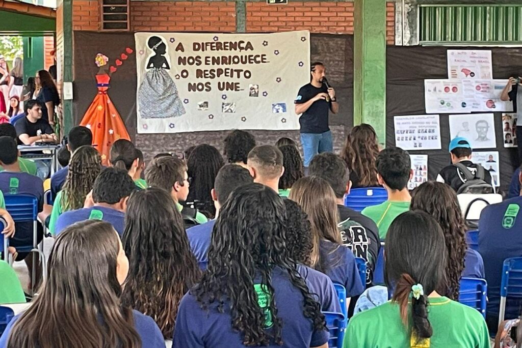 Polícia Civil promove palestra sobre a importância do dia da consciência negra em Ribas do Rio Pardo.