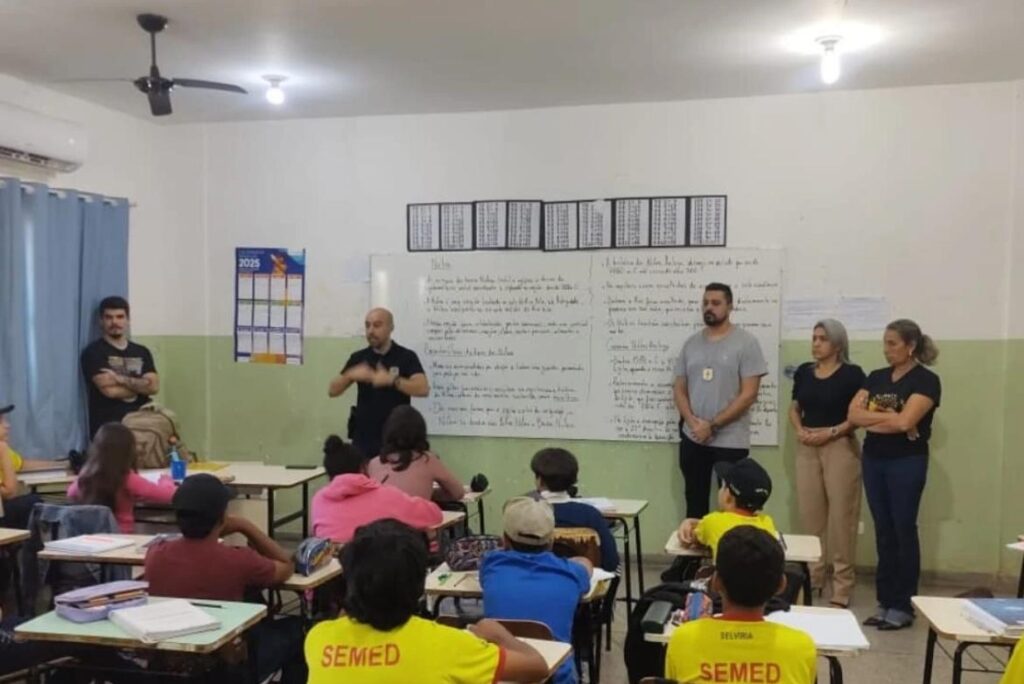 Delegado Felipe Rocha realiza ação educativa em escola de Selvíria