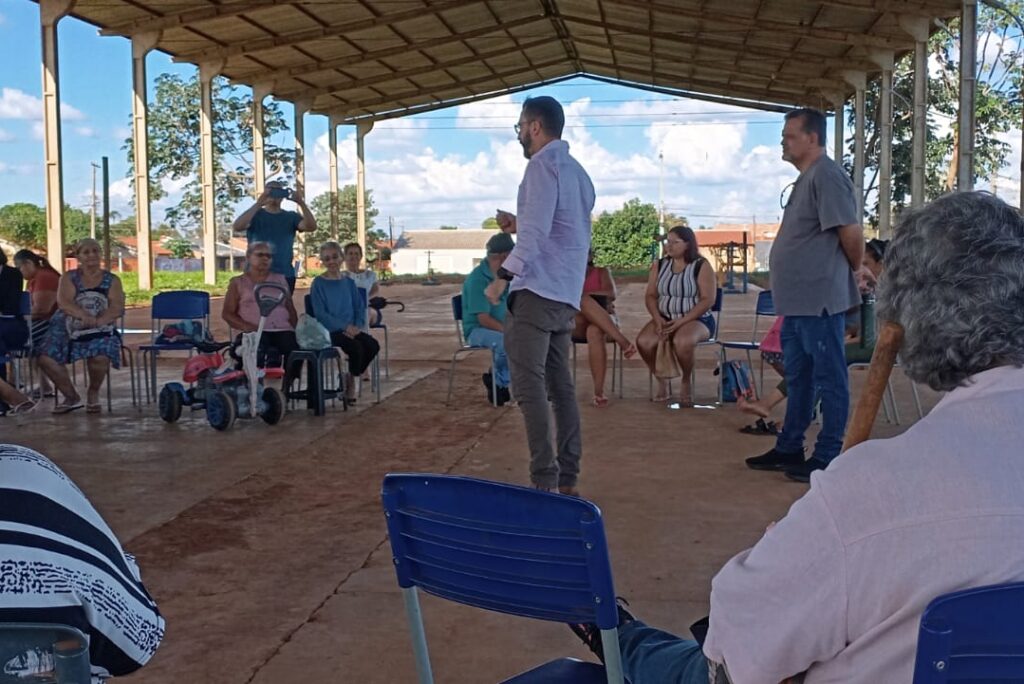 Delegado da 6ª DP e chefe de investigação orientam moradores da Vila Fernanda sobre prevenção a golpes