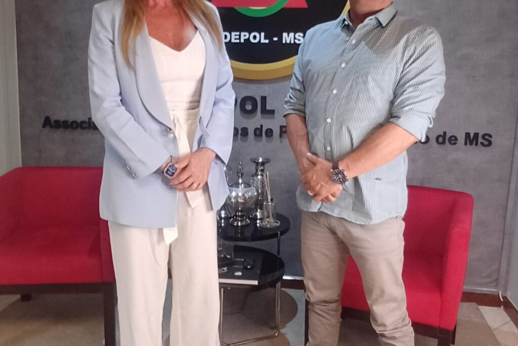 Presidente da Adepol-MS, Delegado André Matsushita, recebe visita da Procuradora e escritora Ariadne Cantú