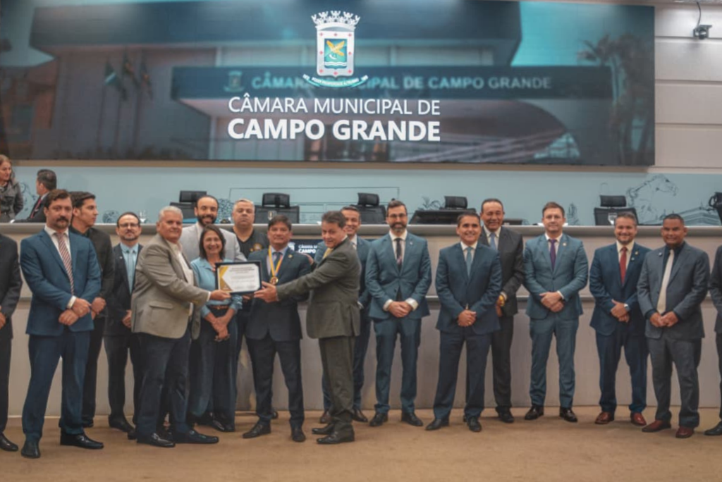 Presidente da Adepol-MS recebe Medalha Destaques da Década de Reconhecimento